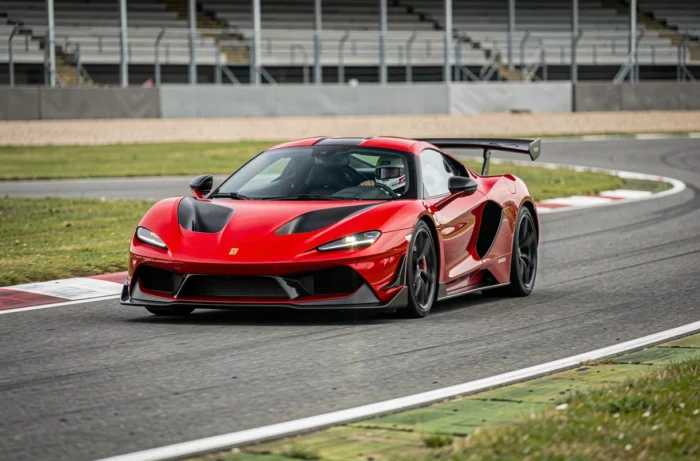 Voiture de sport en plein virage sur un circuit lors d'un stage de pilotage automobile